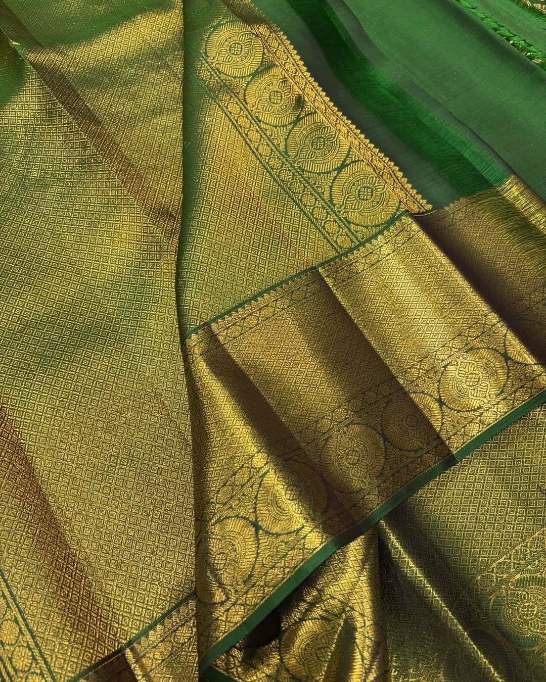 Blissful Dark Green Soft Banarasi Silk Saree With Evanescent Blouse Piece