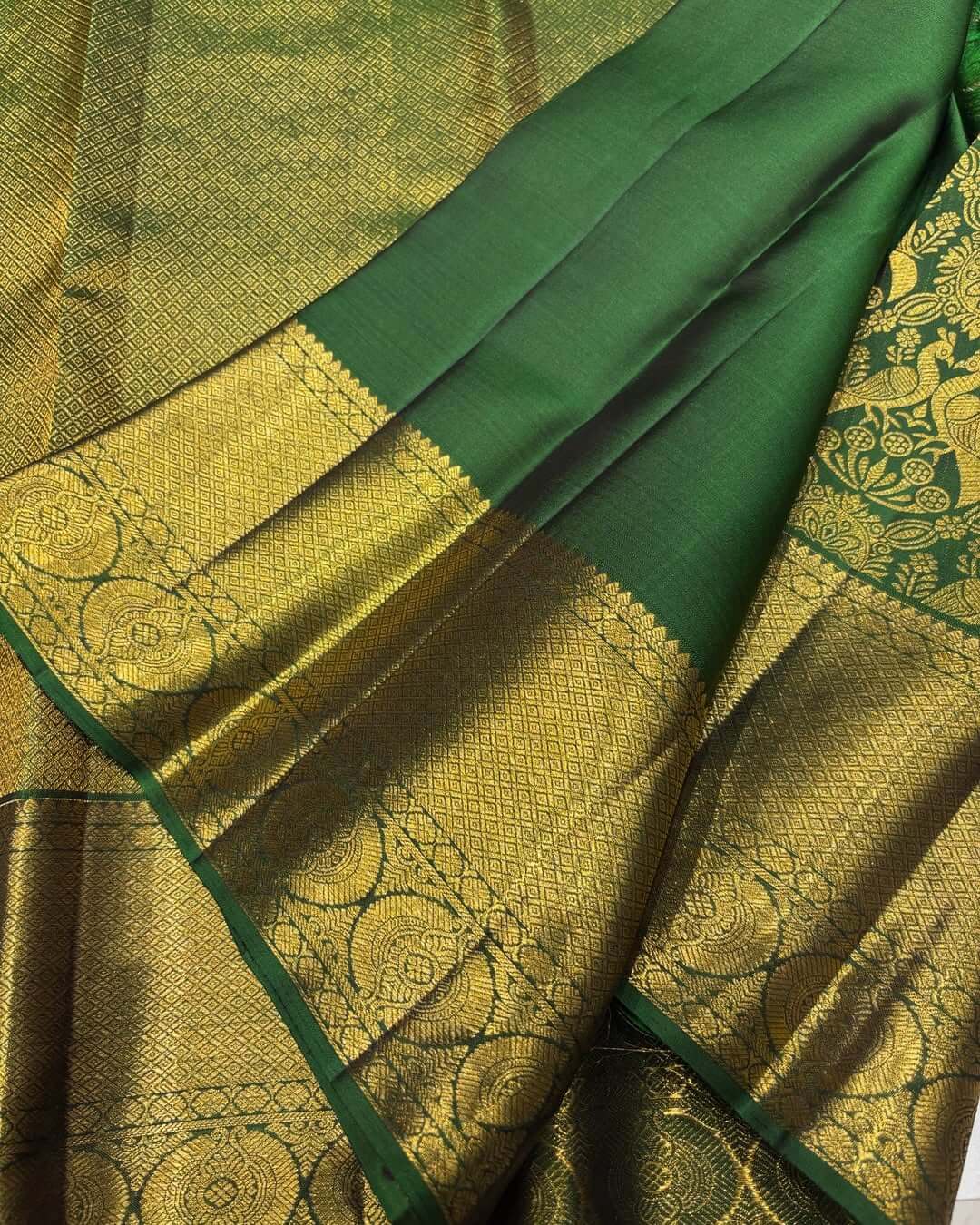 Blissful Dark Green Soft Banarasi Silk Saree With Evanescent Blouse Piece