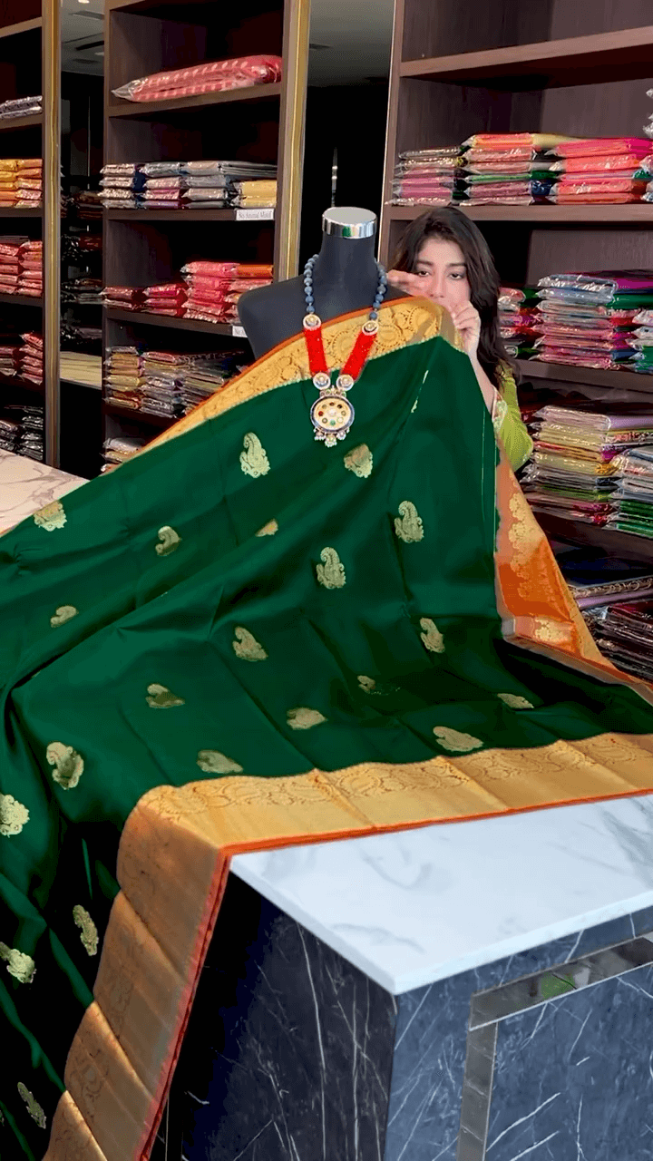Demanding Dark Green Soft Banarasi Silk Saree With Enamoring Blouse Piece