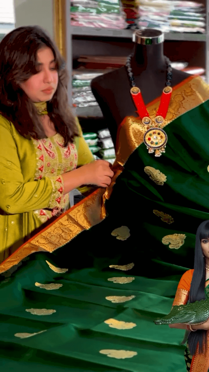 Demanding Dark Green Soft Banarasi Silk Saree With Enamoring Blouse Piece