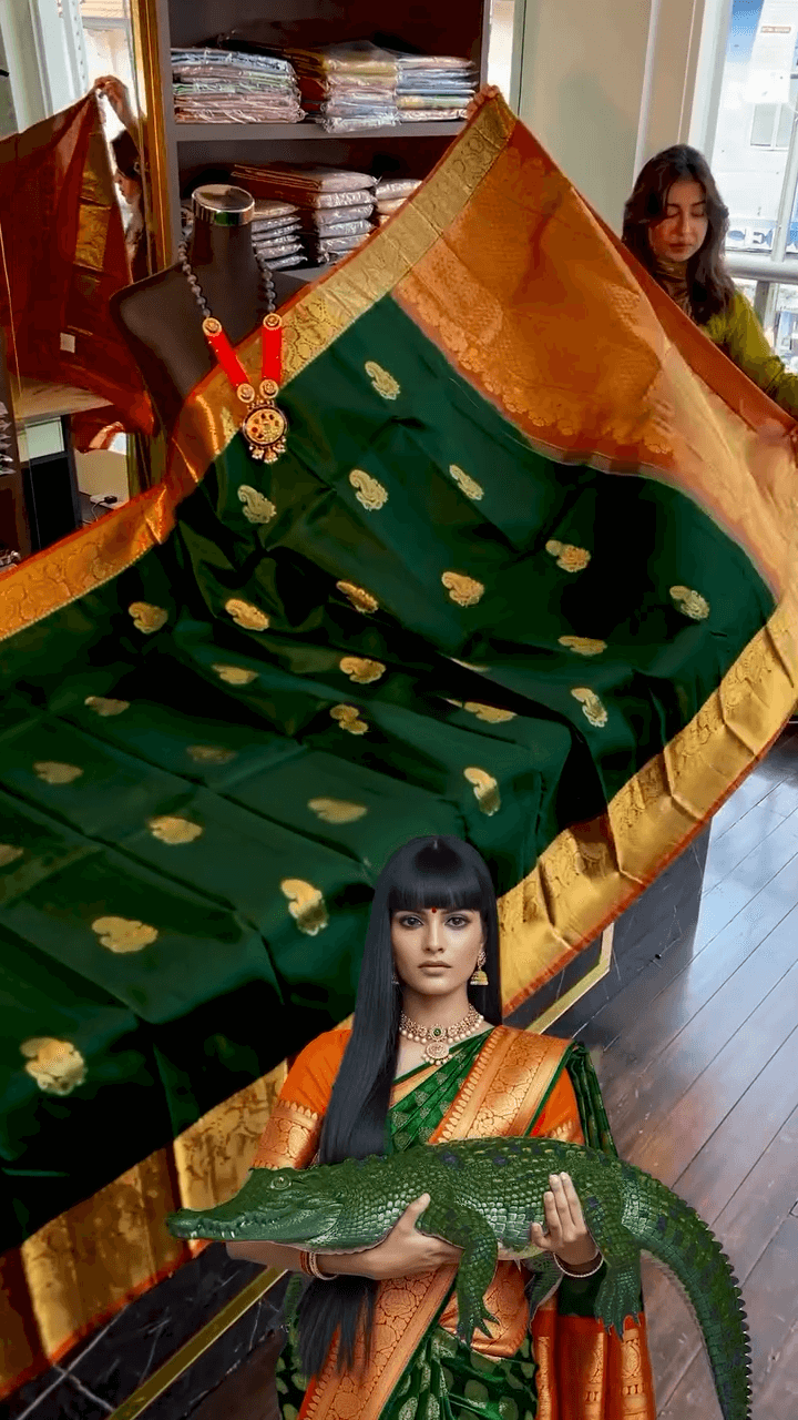 Demanding Dark Green Soft Banarasi Silk Saree With Enamoring Blouse Piece