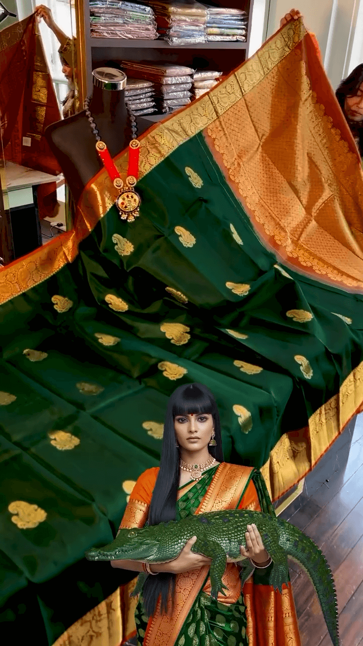 Demanding Dark Green Soft Banarasi Silk Saree With Enamoring Blouse Piece