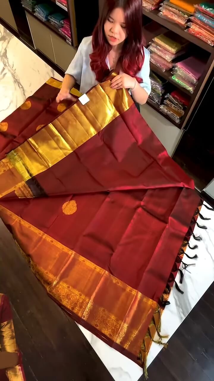 Assemblage Maroon Soft Banarasi Silk Saree With Enticing Blouse Piece