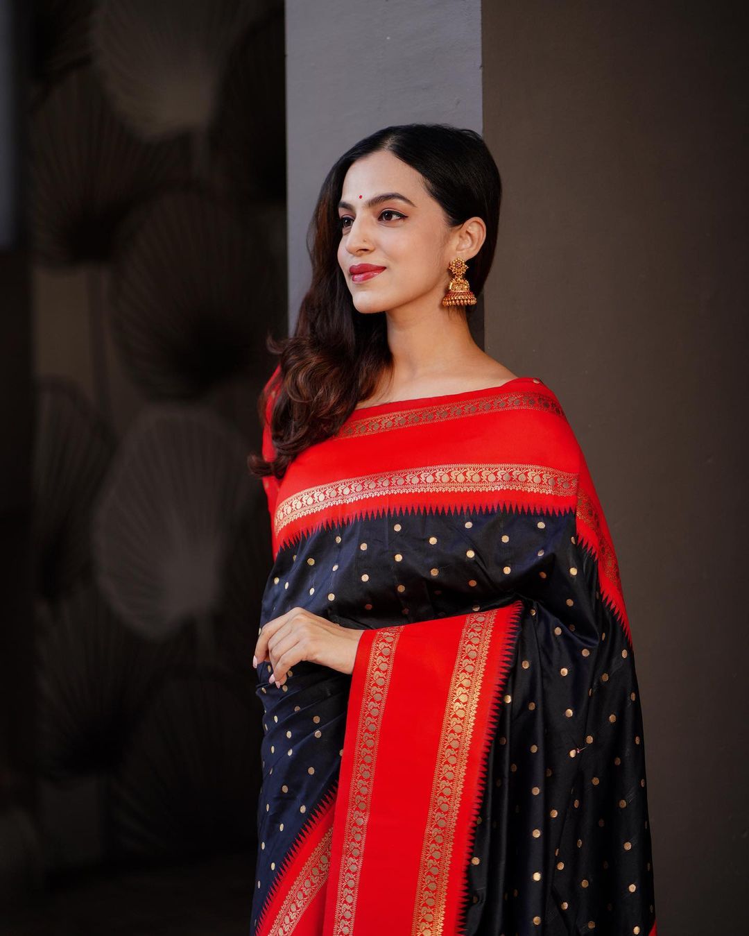 Precious Black Soft Silk Saree With Glorious Blouse Piece