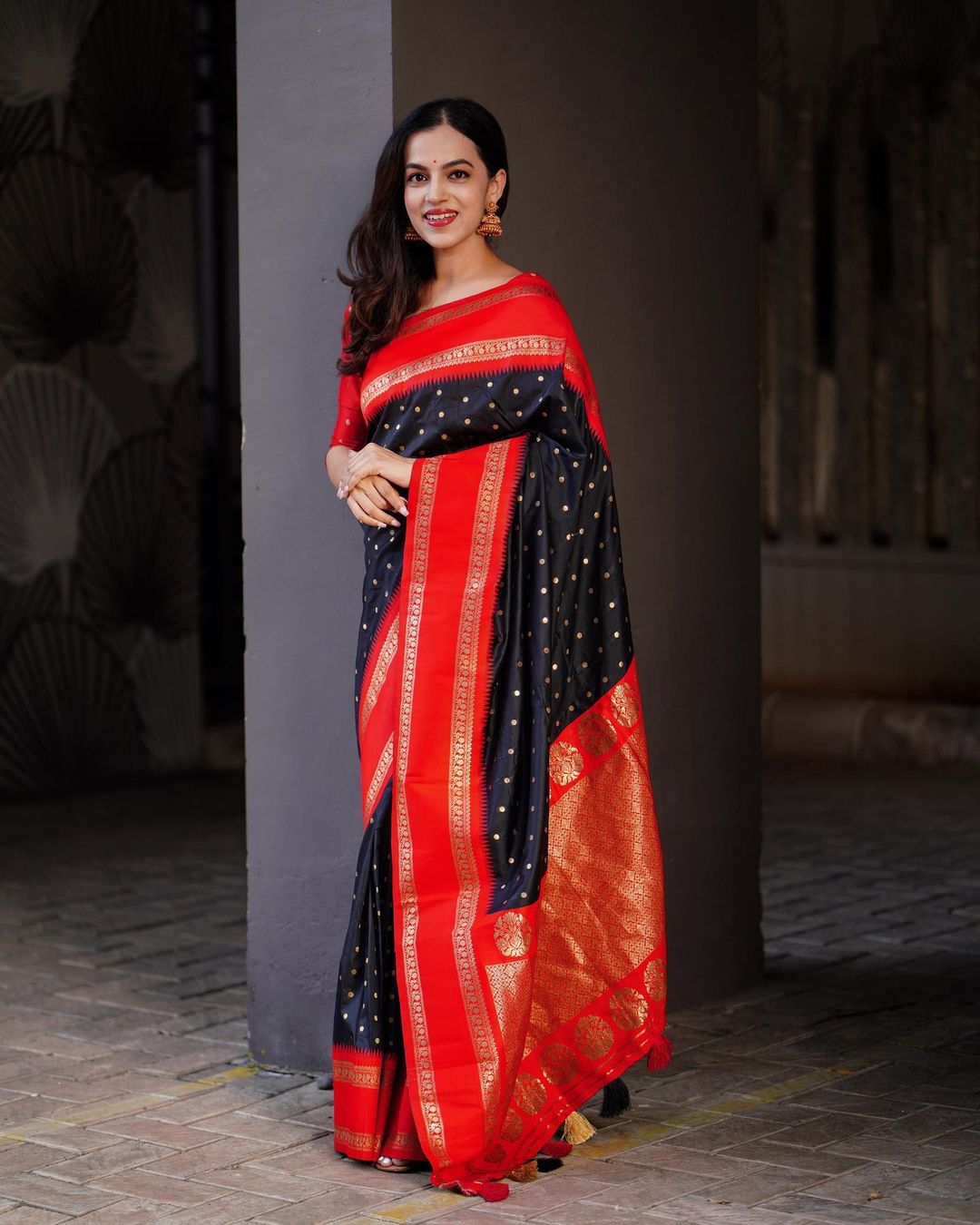 Precious Black Soft Silk Saree With Glorious Blouse Piece