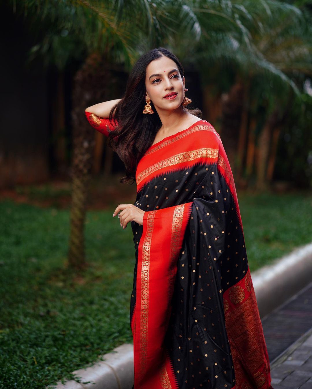 Precious Black Soft Silk Saree With Glorious Blouse Piece