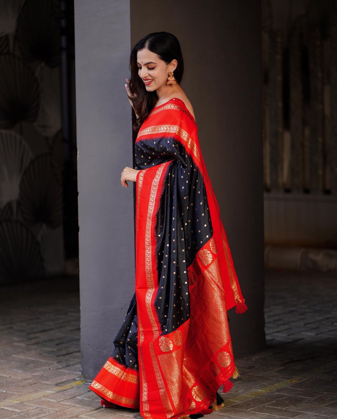 Precious Black Soft Silk Saree With Glorious Blouse Piece