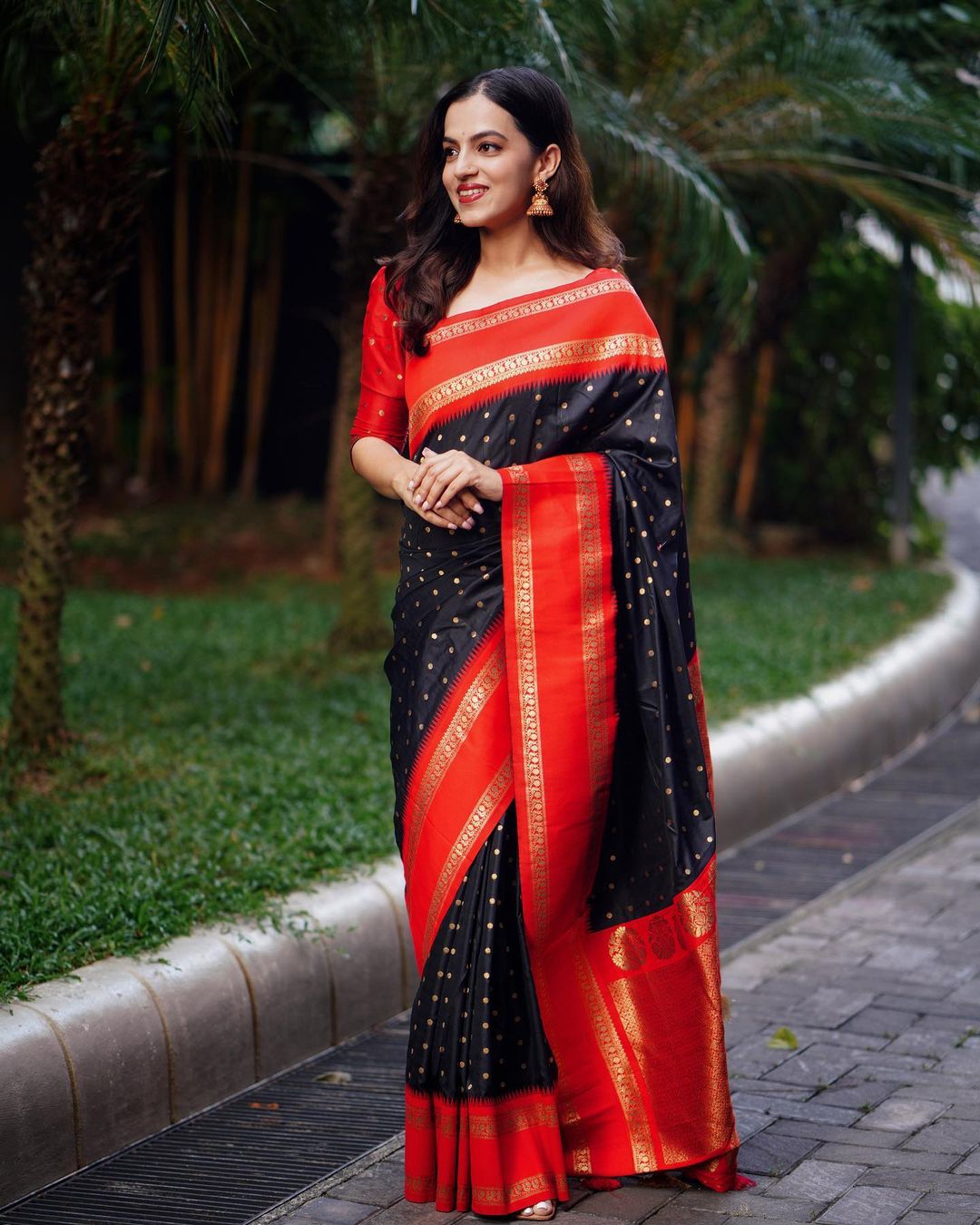 Precious Black Soft Silk Saree With Glorious Blouse Piece