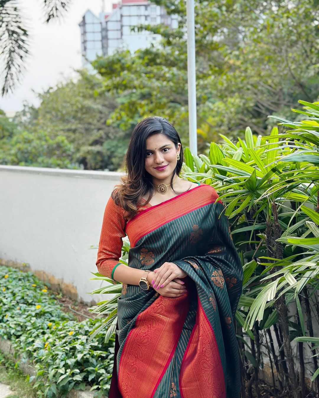 Extraordinary Dark Green Soft Silk Saree With Invaluable Blouse Piece