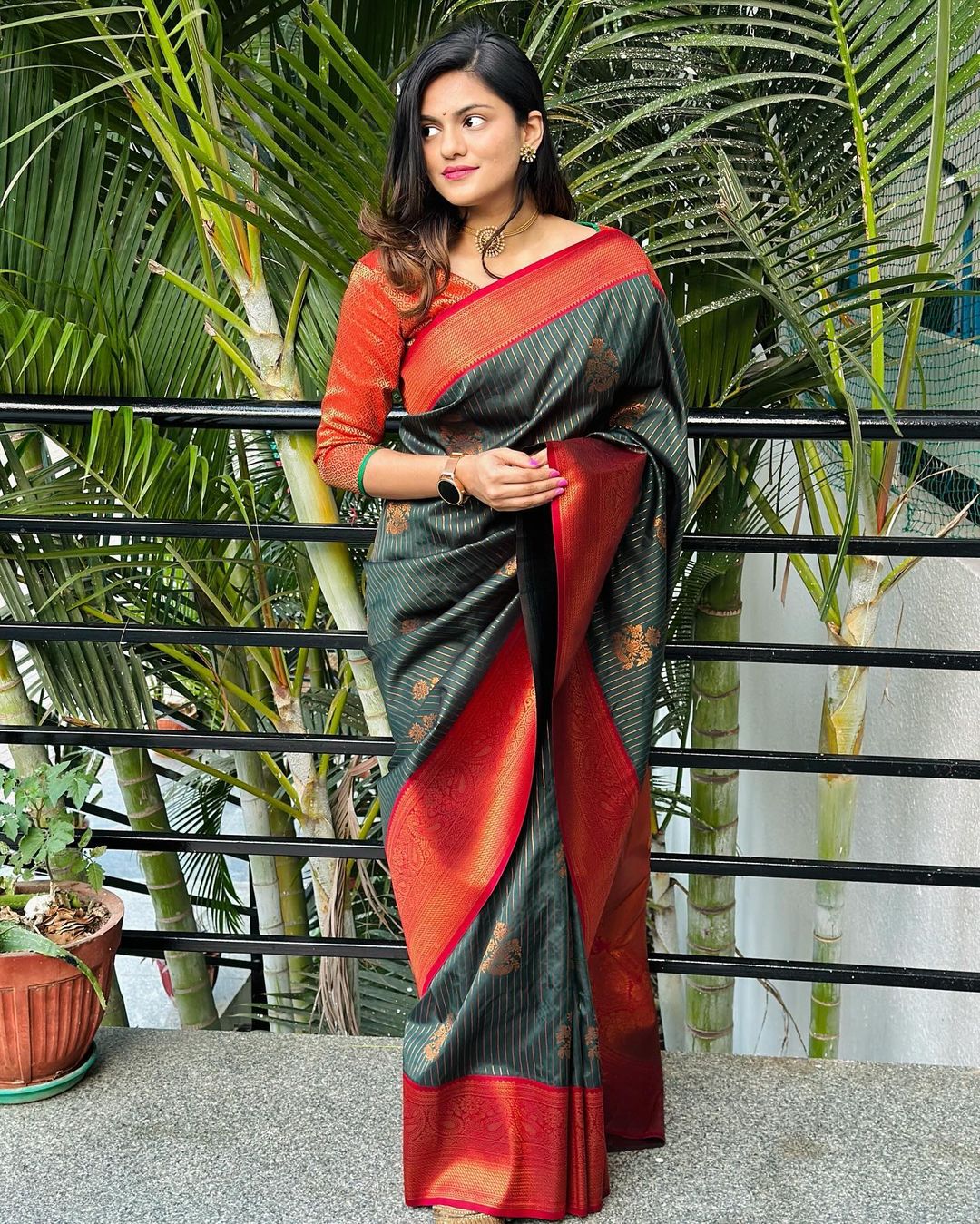 Extraordinary Dark Green Soft Silk Saree With Invaluable Blouse Piece