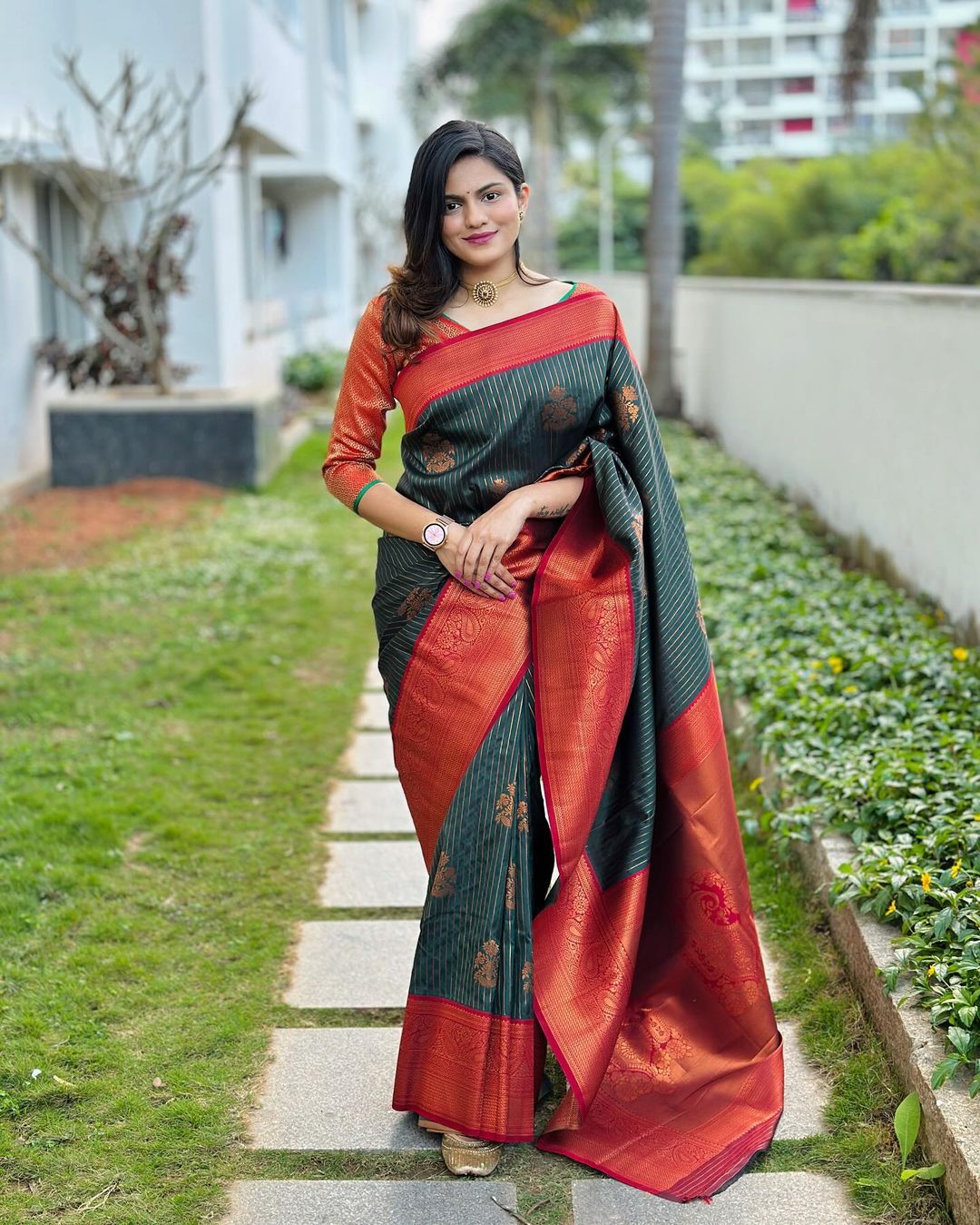 Extraordinary Dark Green Soft Silk Saree With Invaluable Blouse Piece