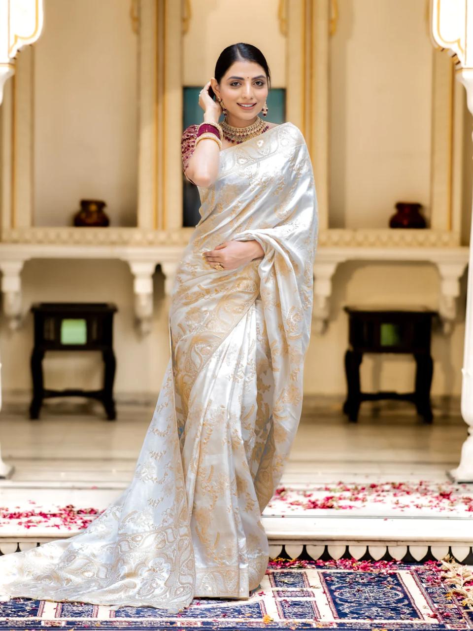 Skinny Off White Soft Silk Saree With Comely Blouse Piece