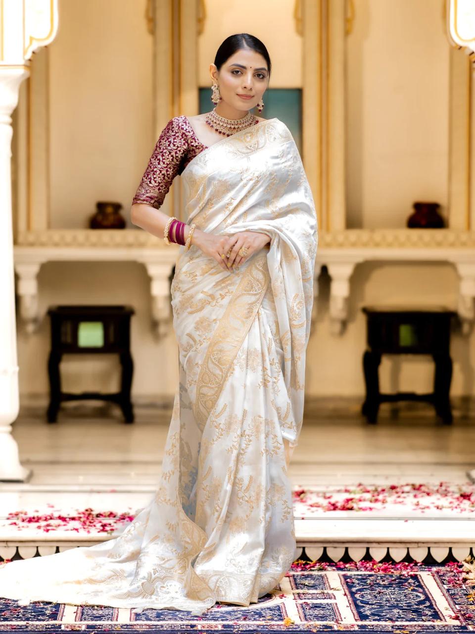 Skinny Off White Soft Silk Saree With Comely Blouse Piece