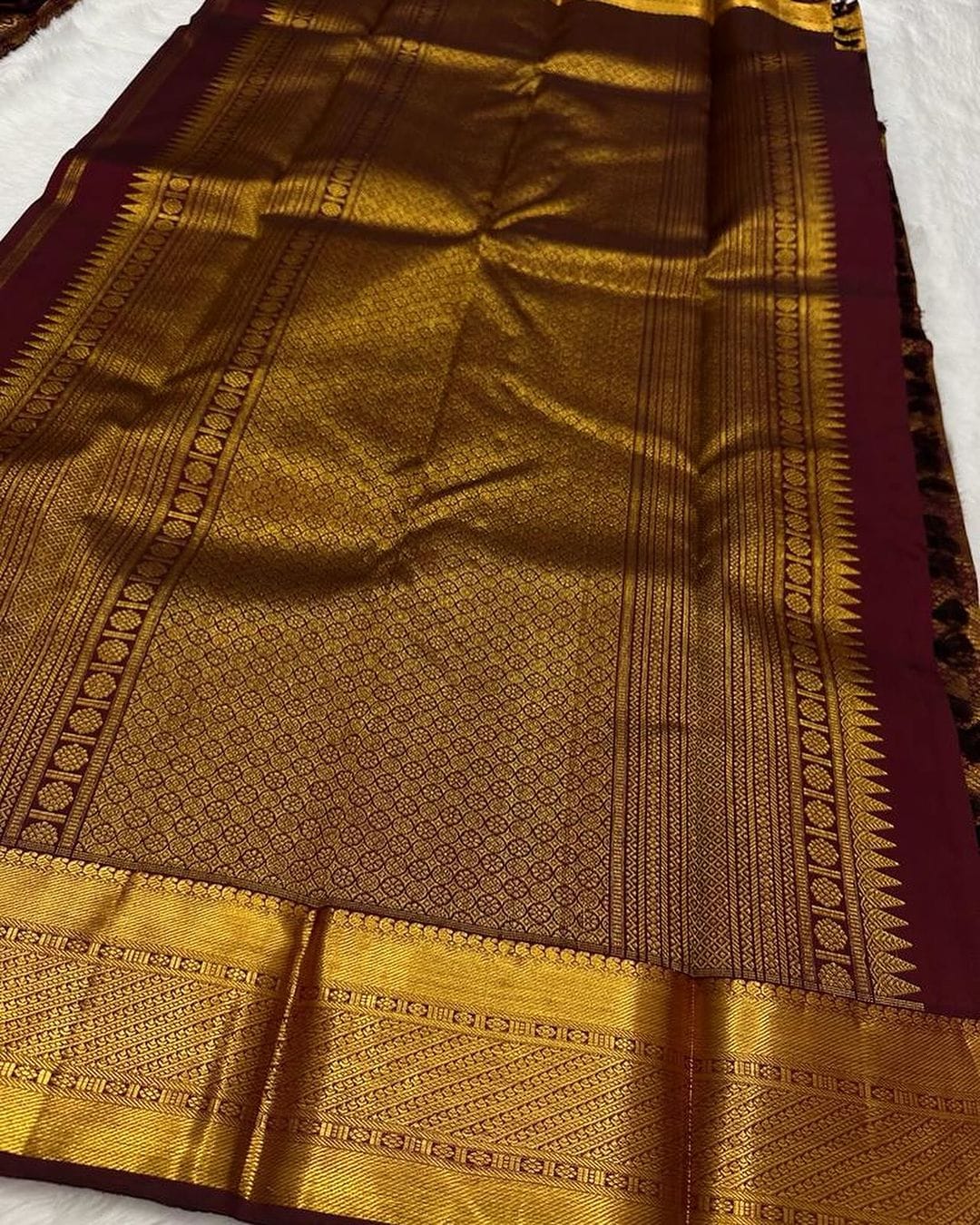 Eloquence Wine Soft Silk Saree With Pleasurable Blouse Piece