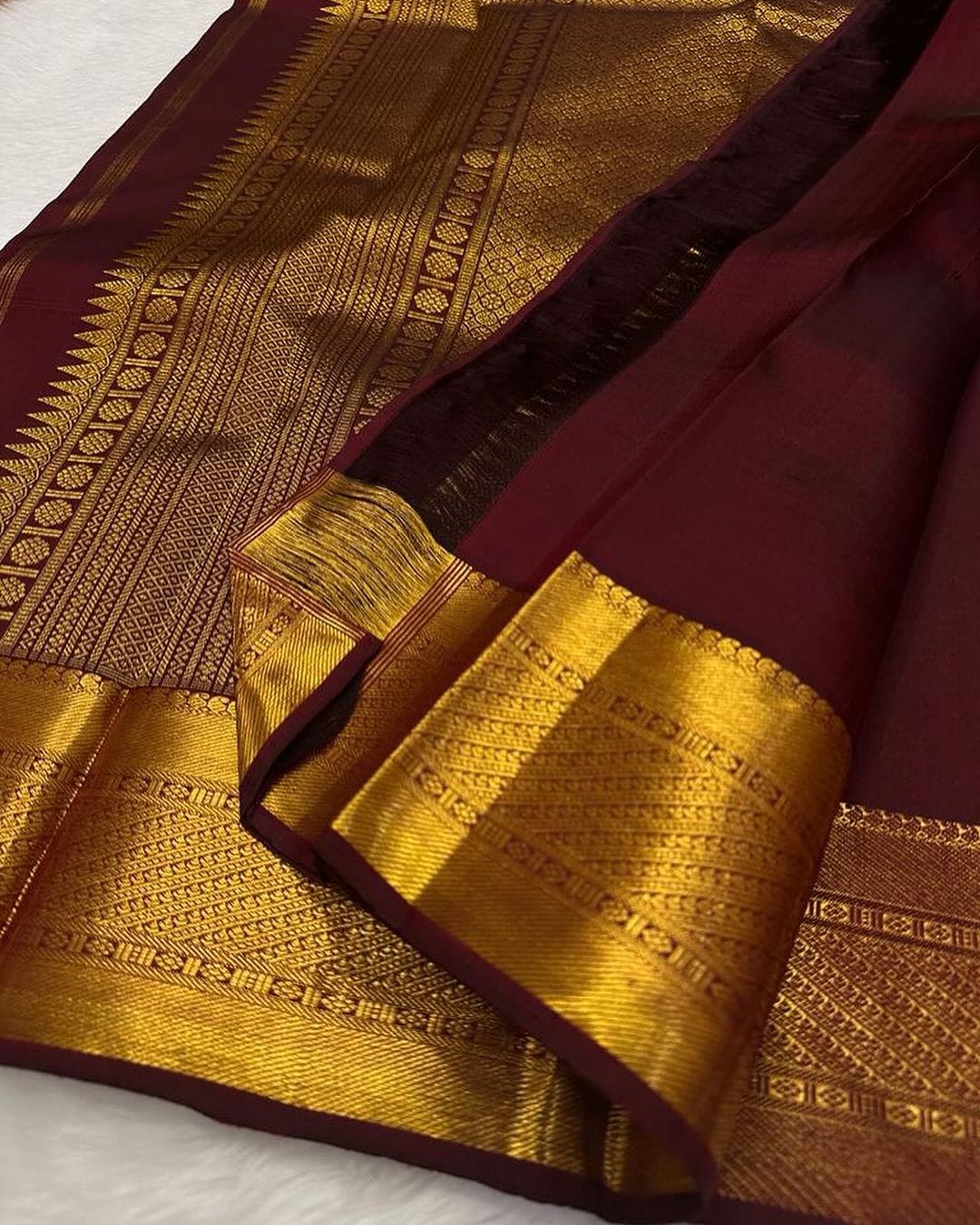 Eloquence Wine Soft Silk Saree With Pleasurable Blouse Piece