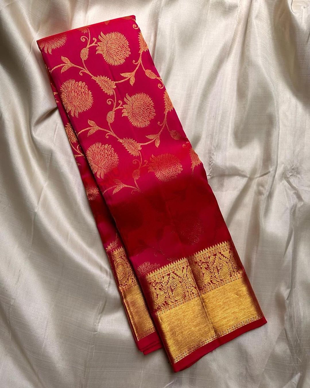 Easy on the eyes Red Soft Banarasi Silk Saree With Amiable Blouse Piece