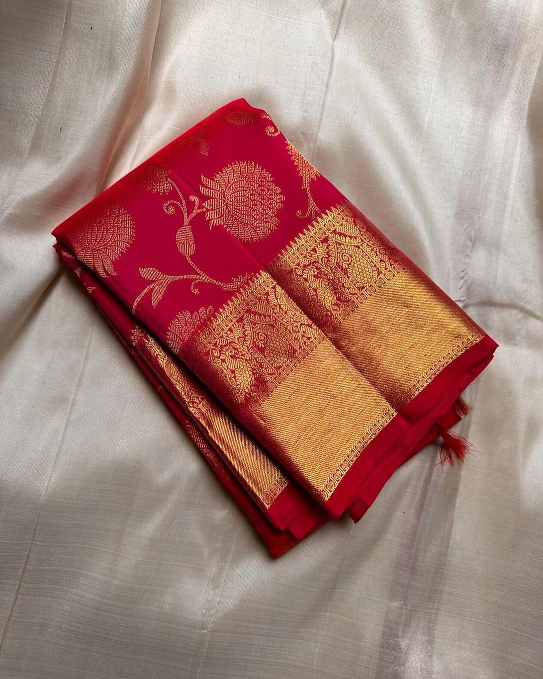 Easy on the eyes Red Soft Banarasi Silk Saree With Amiable Blouse Piece