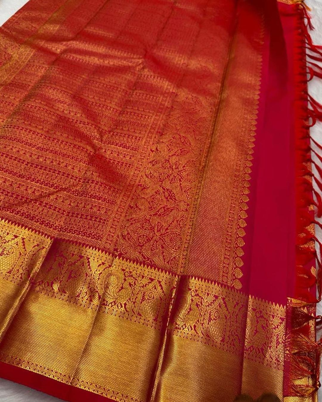 Easy on the eyes Red Soft Banarasi Silk Saree With Amiable Blouse Piece