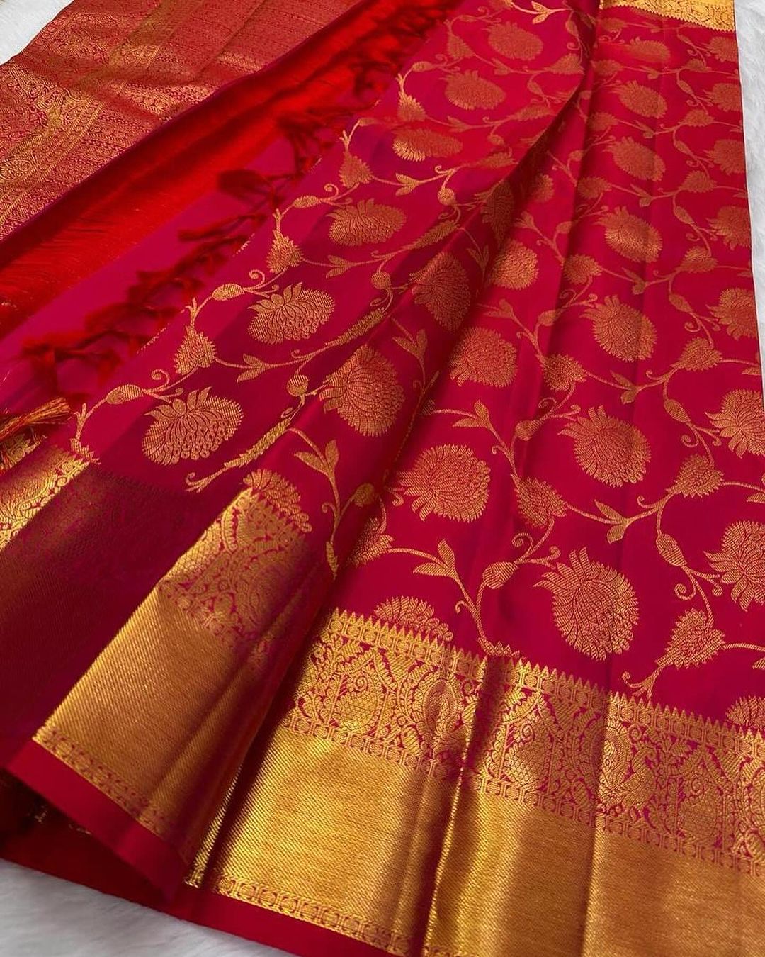 Easy on the eyes Red Soft Banarasi Silk Saree With Amiable Blouse Piece