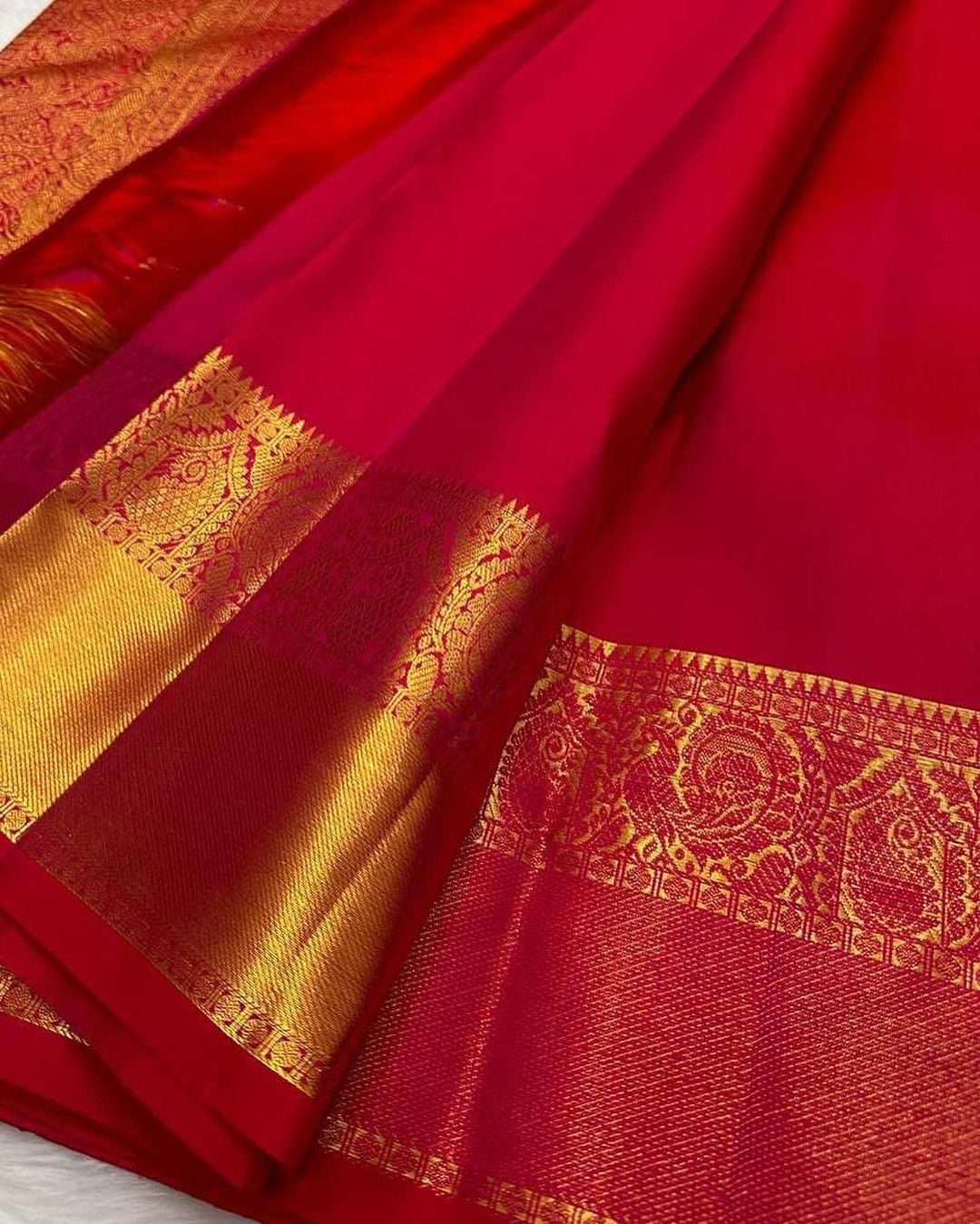 Easy on the eyes Red Soft Banarasi Silk Saree With Amiable Blouse Piece