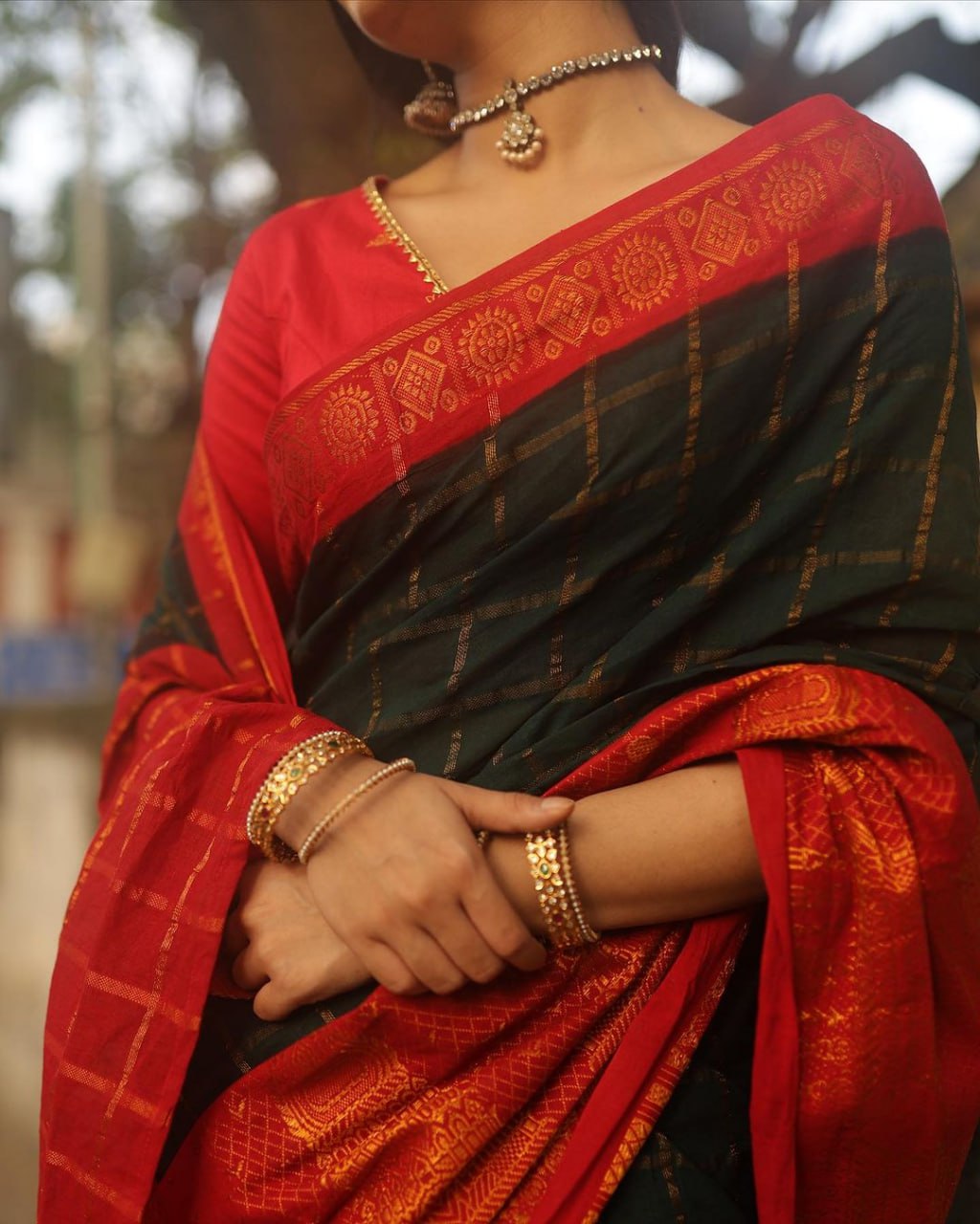 Smart Black Soft Silk Saree With Refreshing Blouse Piece