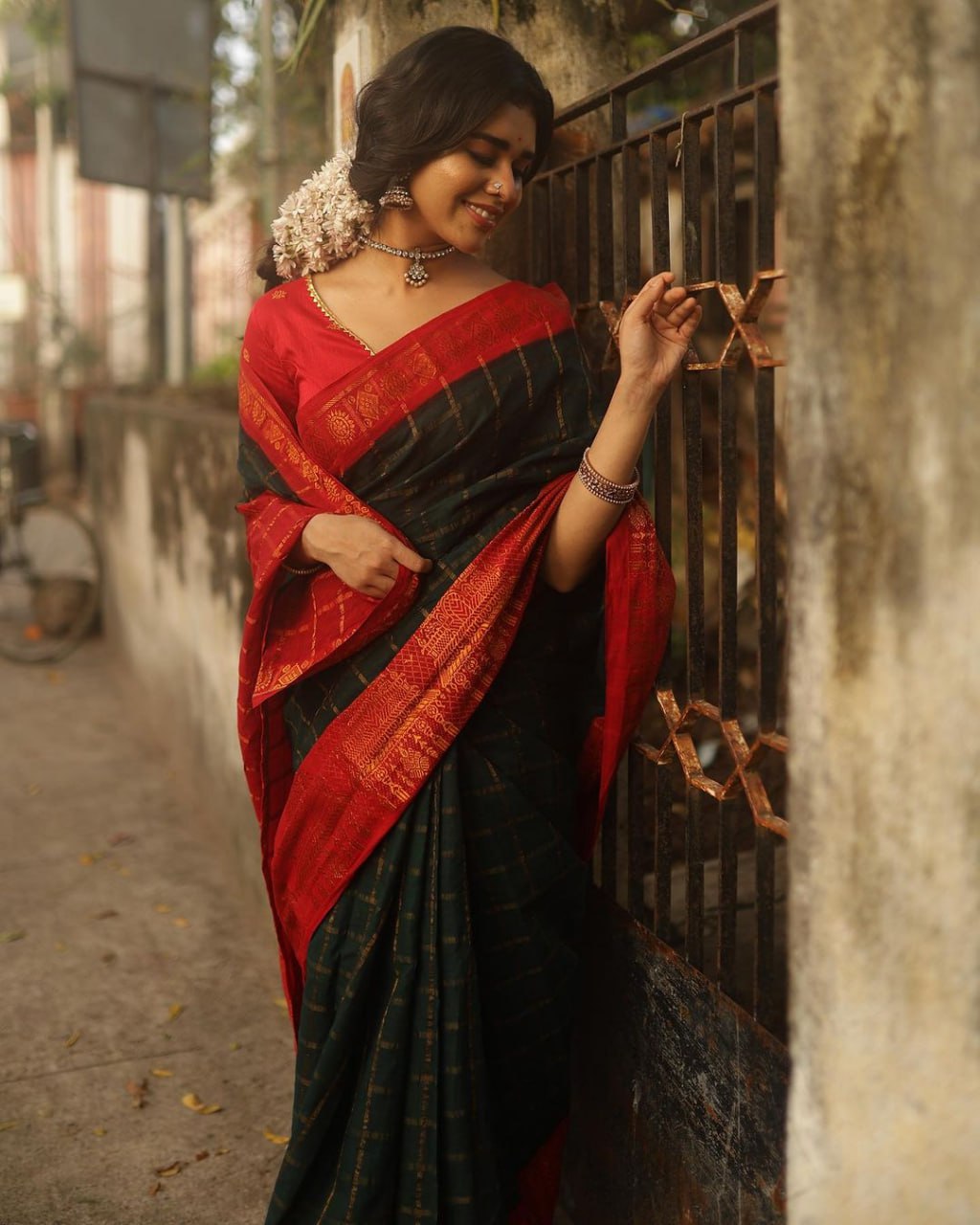 Smart Black Soft Silk Saree With Refreshing Blouse Piece