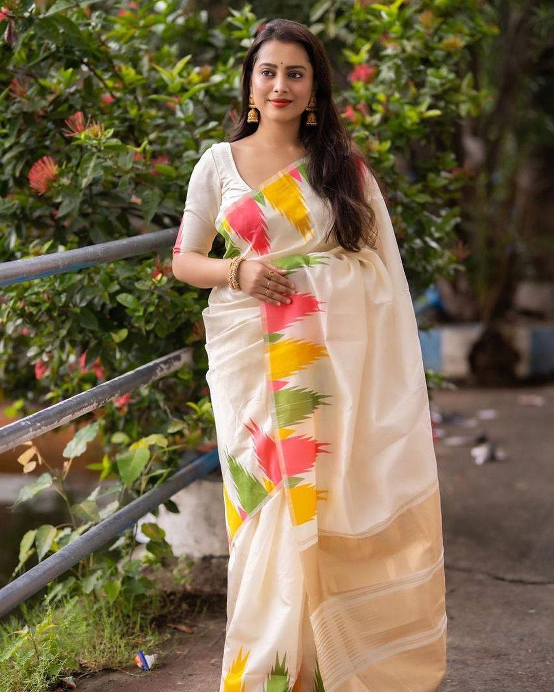 Opulent Off White Soft Silk Saree With An insanely Blouse Piece