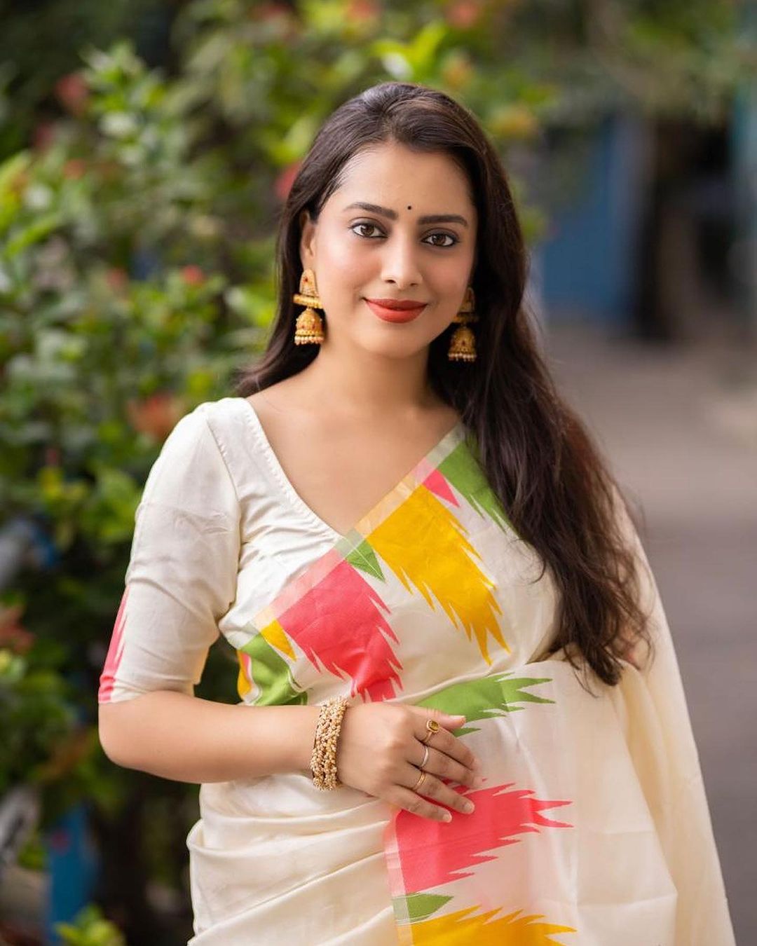 Opulent Off White Soft Silk Saree With An insanely Blouse Piece