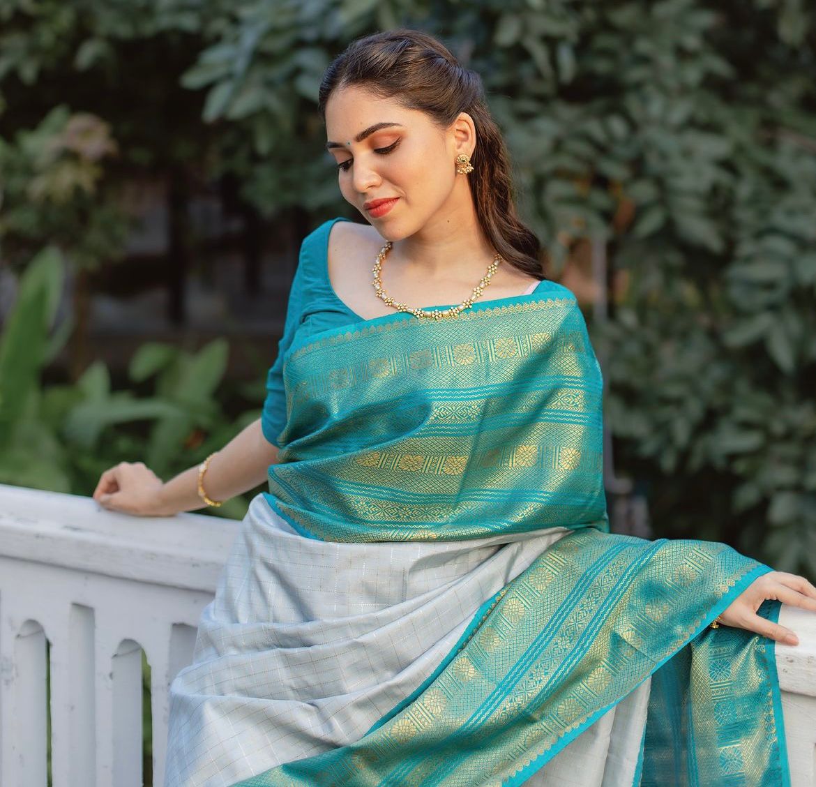 Supernal Off White Soft Silk Saree With Aplomb Blouse Piece