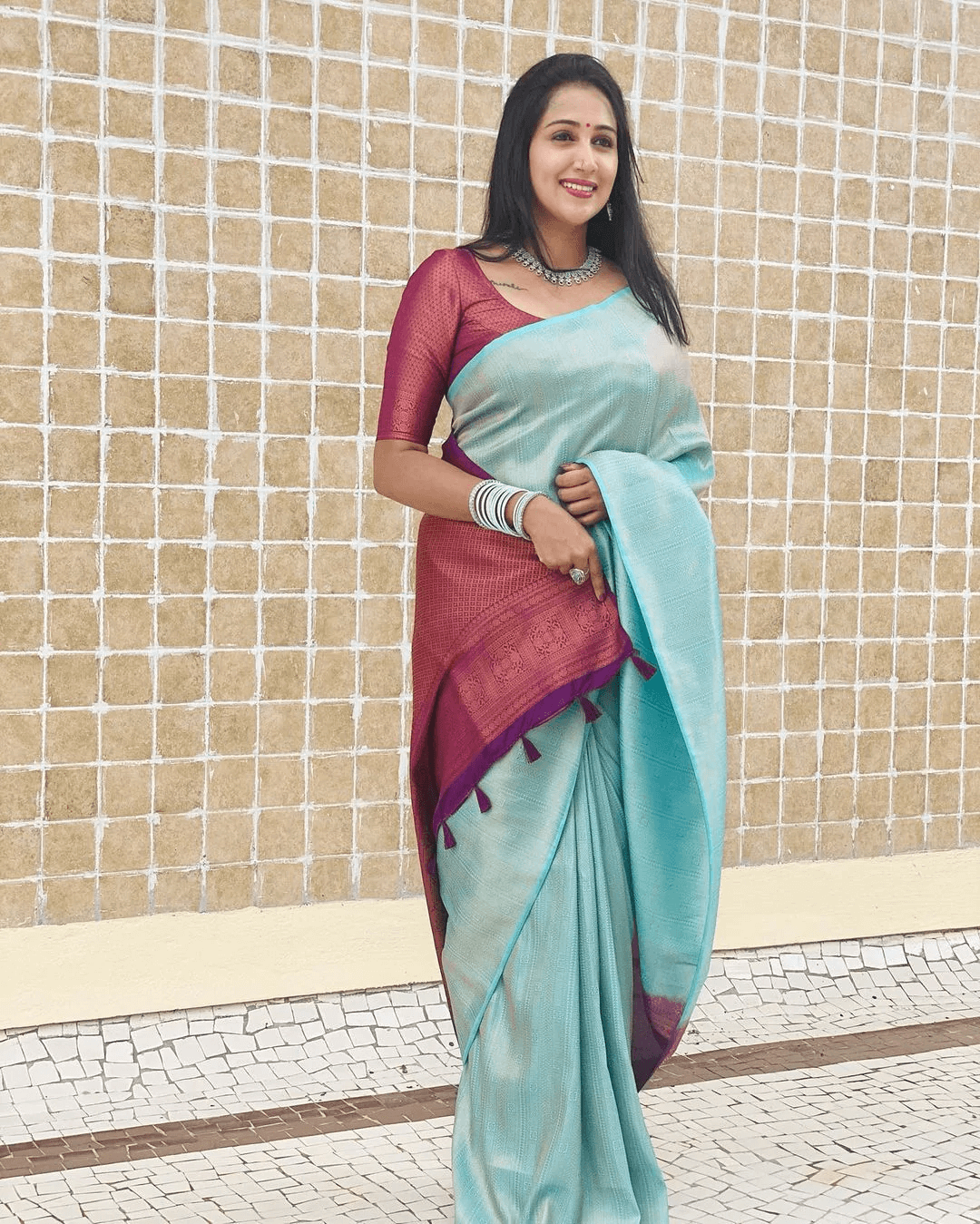 Sonorous Firozi Soft Silk Saree with Intricate Blouse Piece