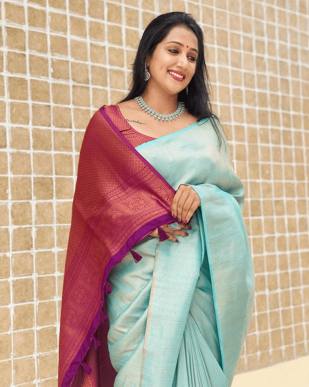 Sonorous Firozi Soft Silk Saree with Intricate Blouse Piece