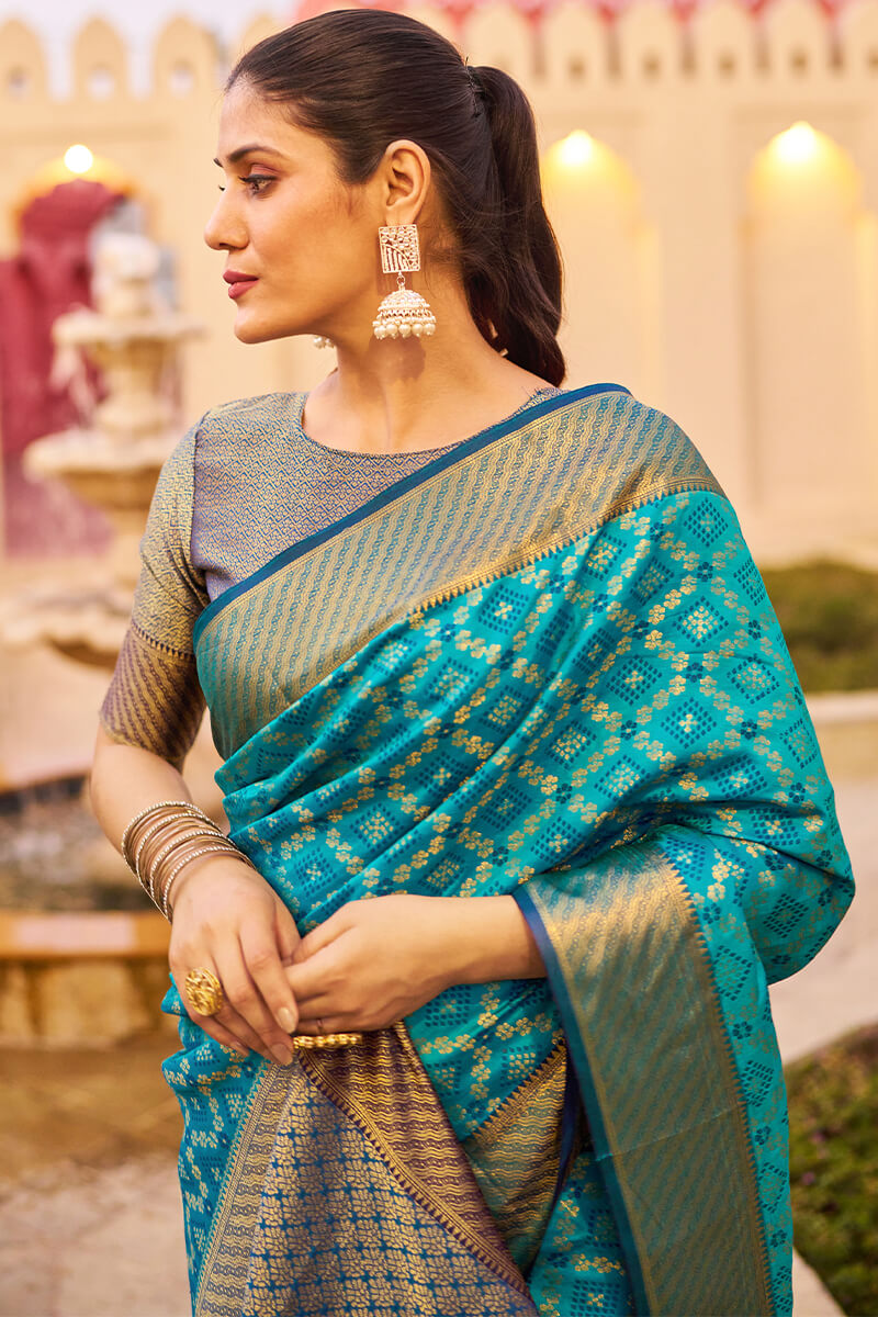 Groovy Firozi Patola Silk Saree with Dazzling Blouse Piece