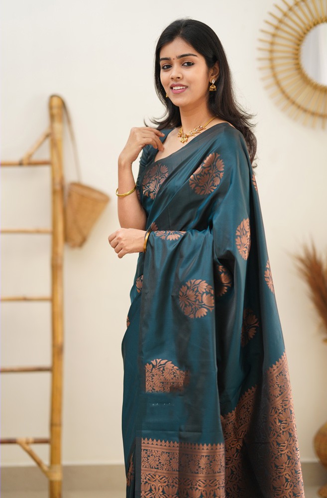 Skinny Rama Soft Silk Saree With Trendy Blouse Piece