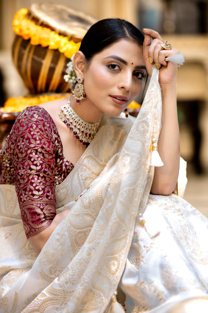 Engrossing Off White Soft Silk Saree With Exquisite Blouse Piece