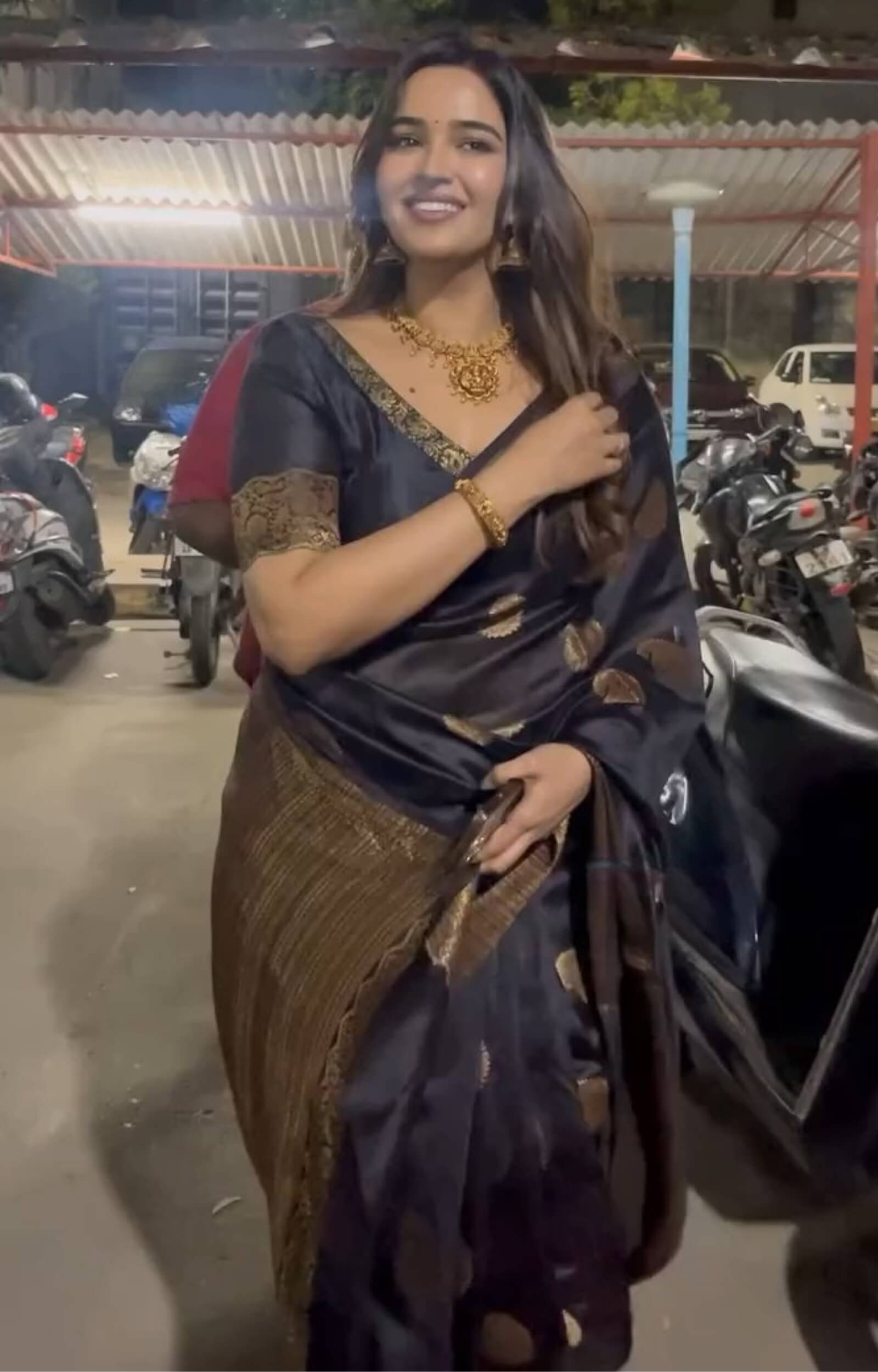 Flameboyant Black Soft Silk Saree With Unique Blouse Piece