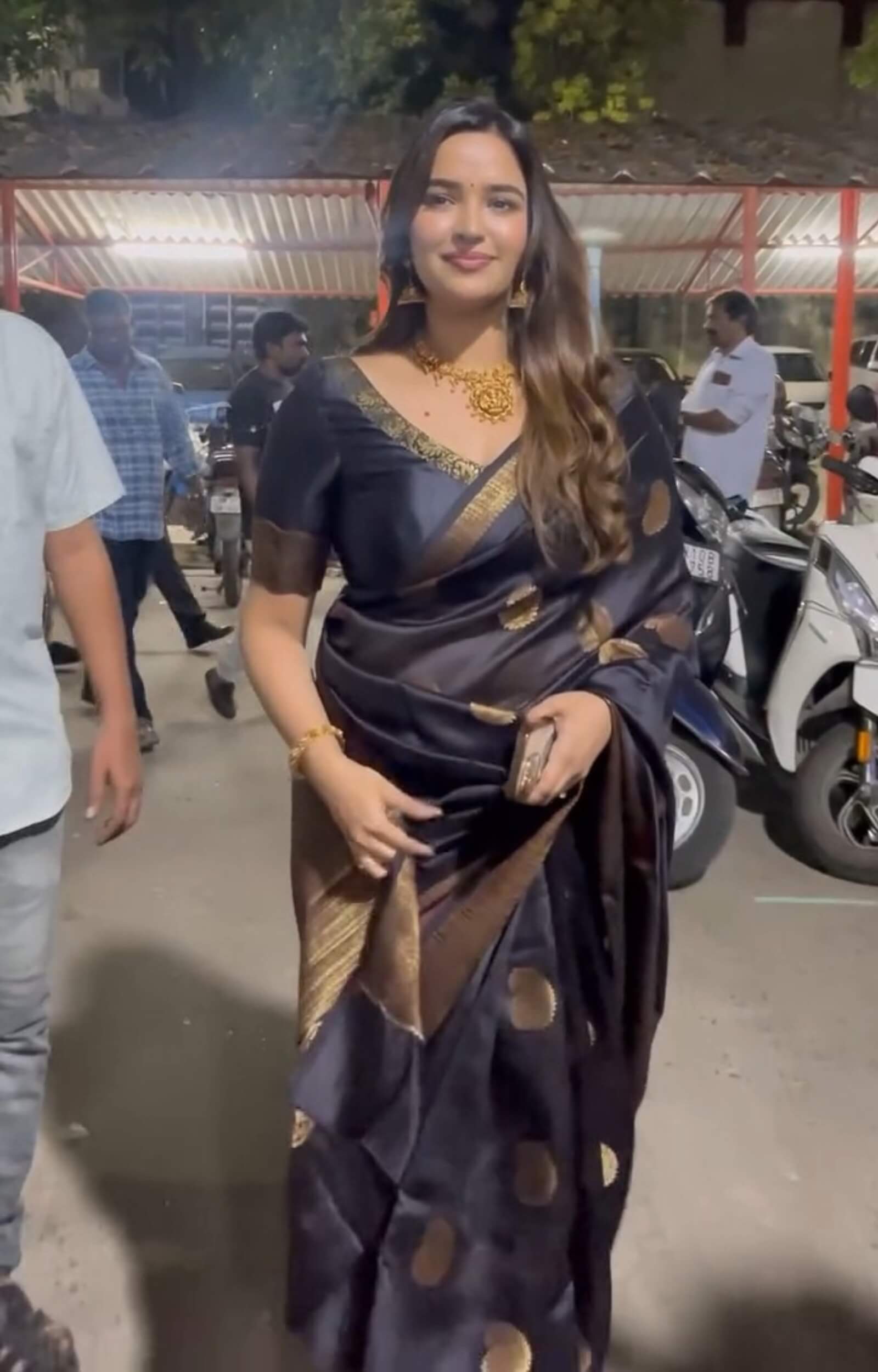 Flameboyant Black Soft Silk Saree With Unique Blouse Piece