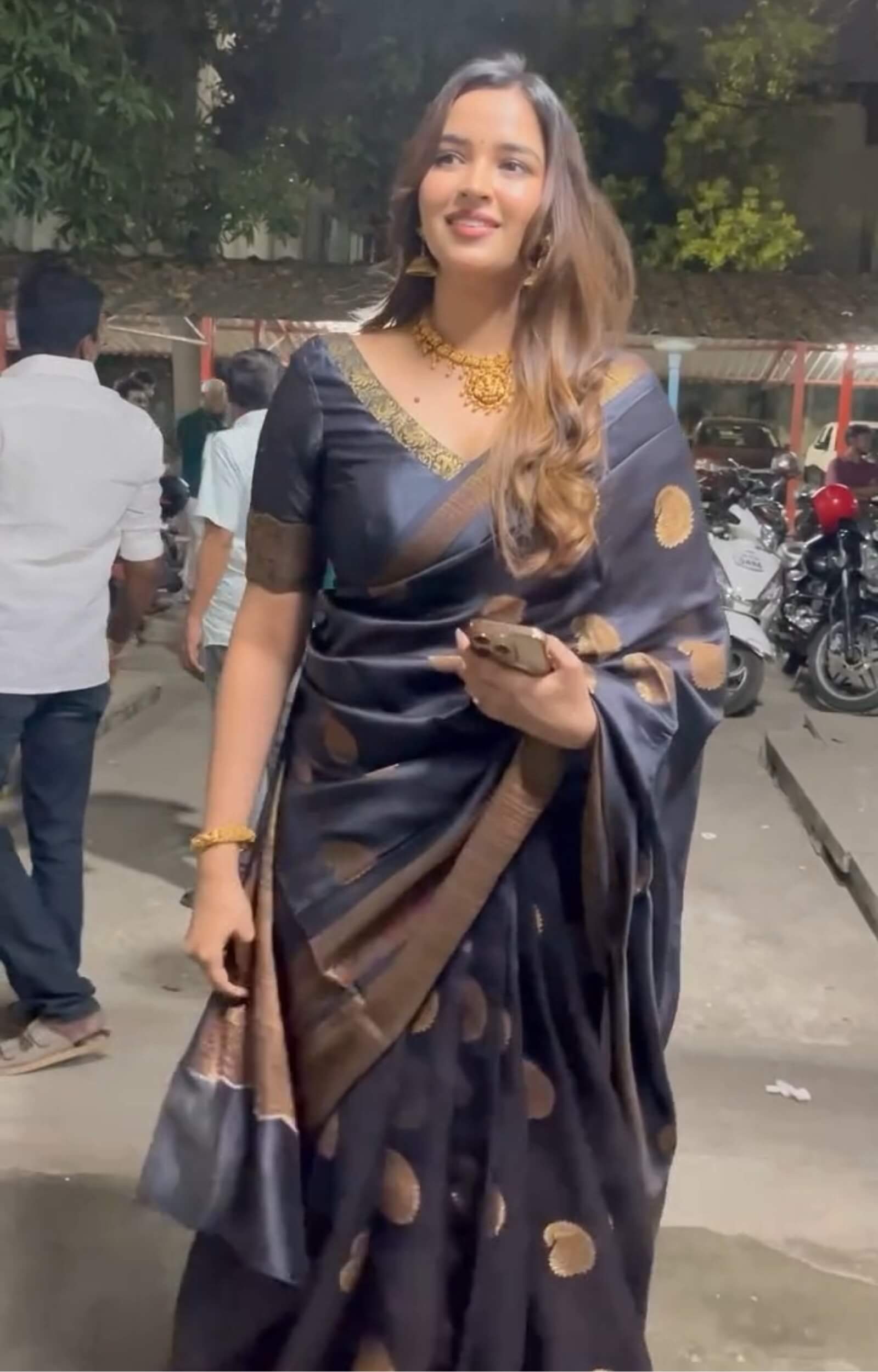 Flameboyant Black Soft Silk Saree With Unique Blouse Piece