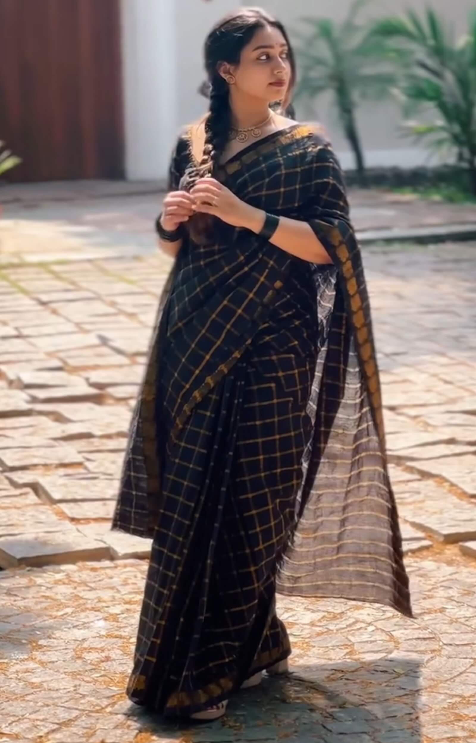 Prominent Black Cotton Silk Saree With Exemplary Blouse Piece