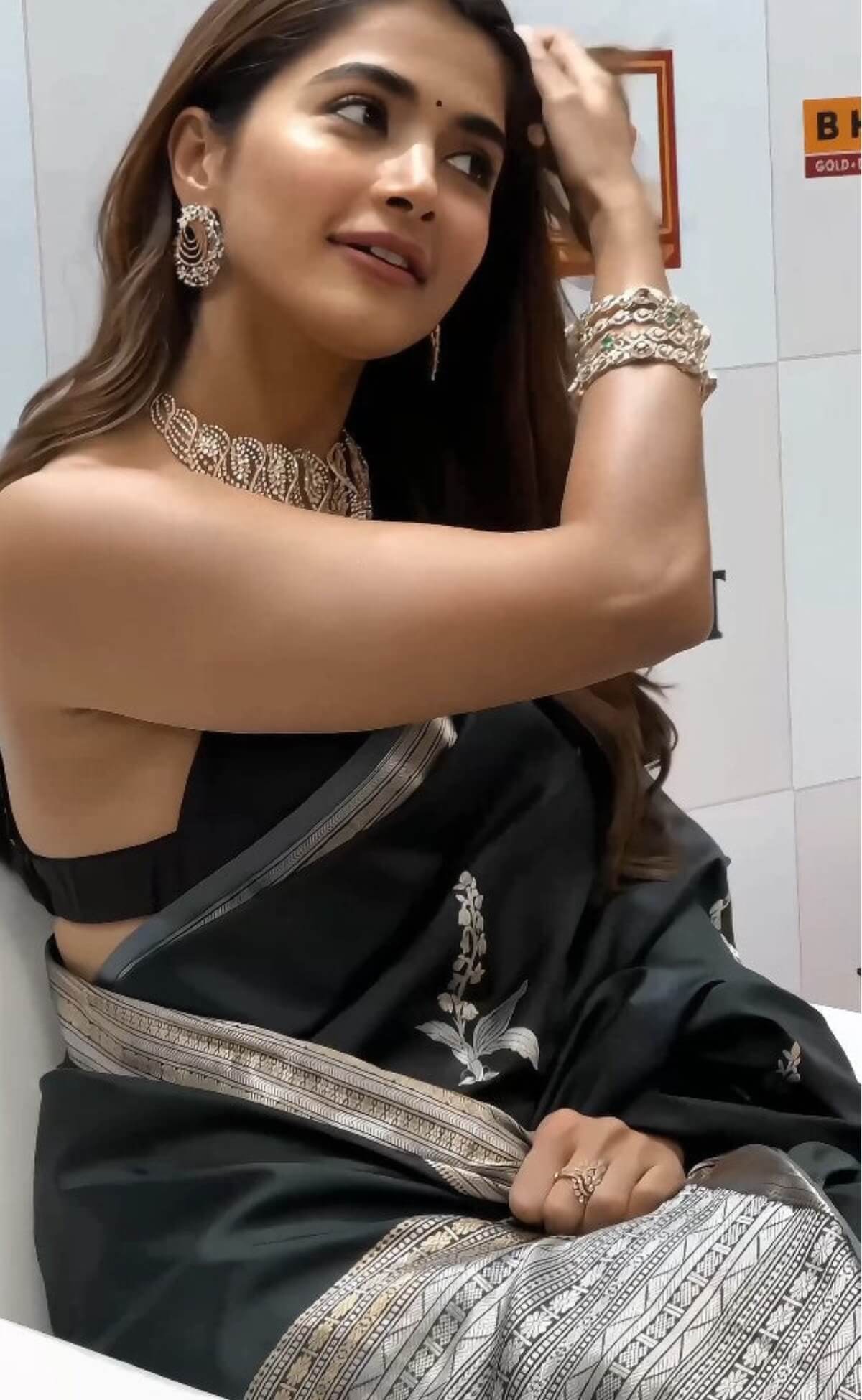 Flattering Black Soft Silk Saree With Adorable Blouse Piece