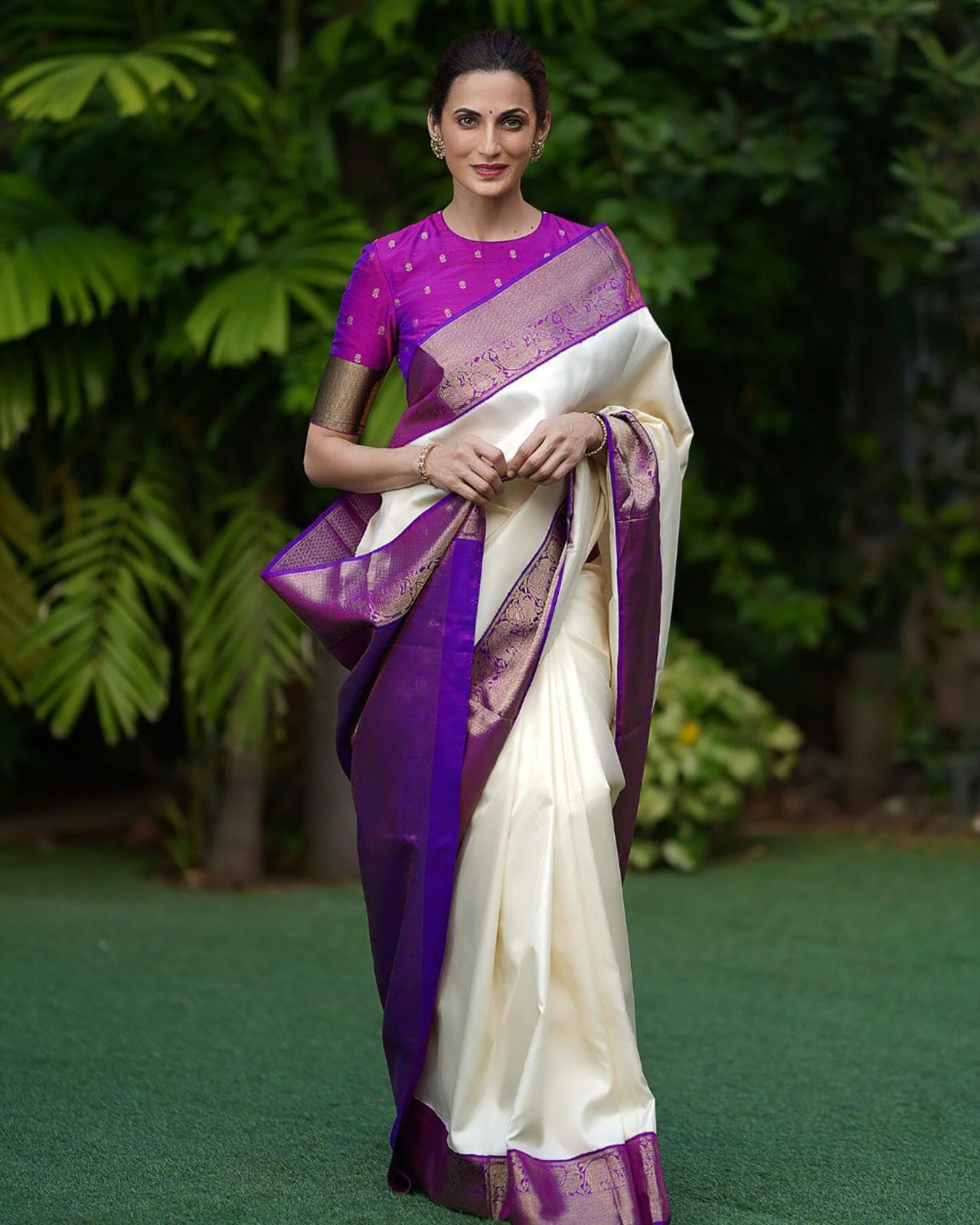 Aplomb Beige Soft Silk Saree With Magnetic Blouse Piece