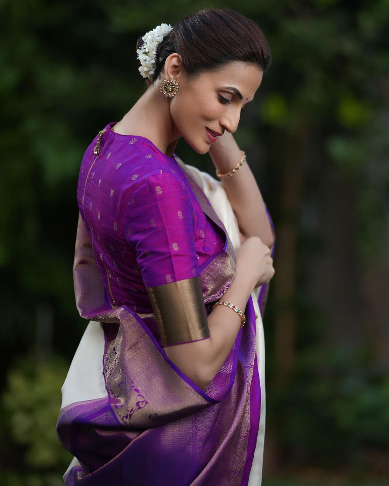 Aplomb Beige Soft Silk Saree With Magnetic Blouse Piece