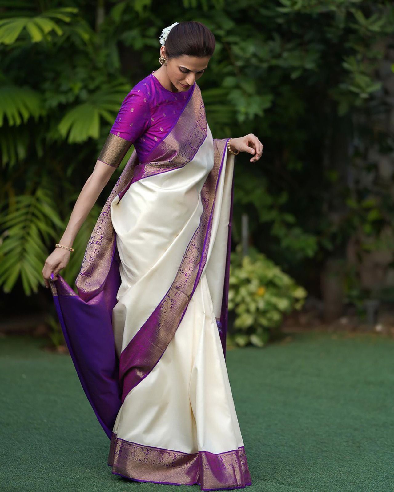 Aplomb Beige Soft Silk Saree With Magnetic Blouse Piece