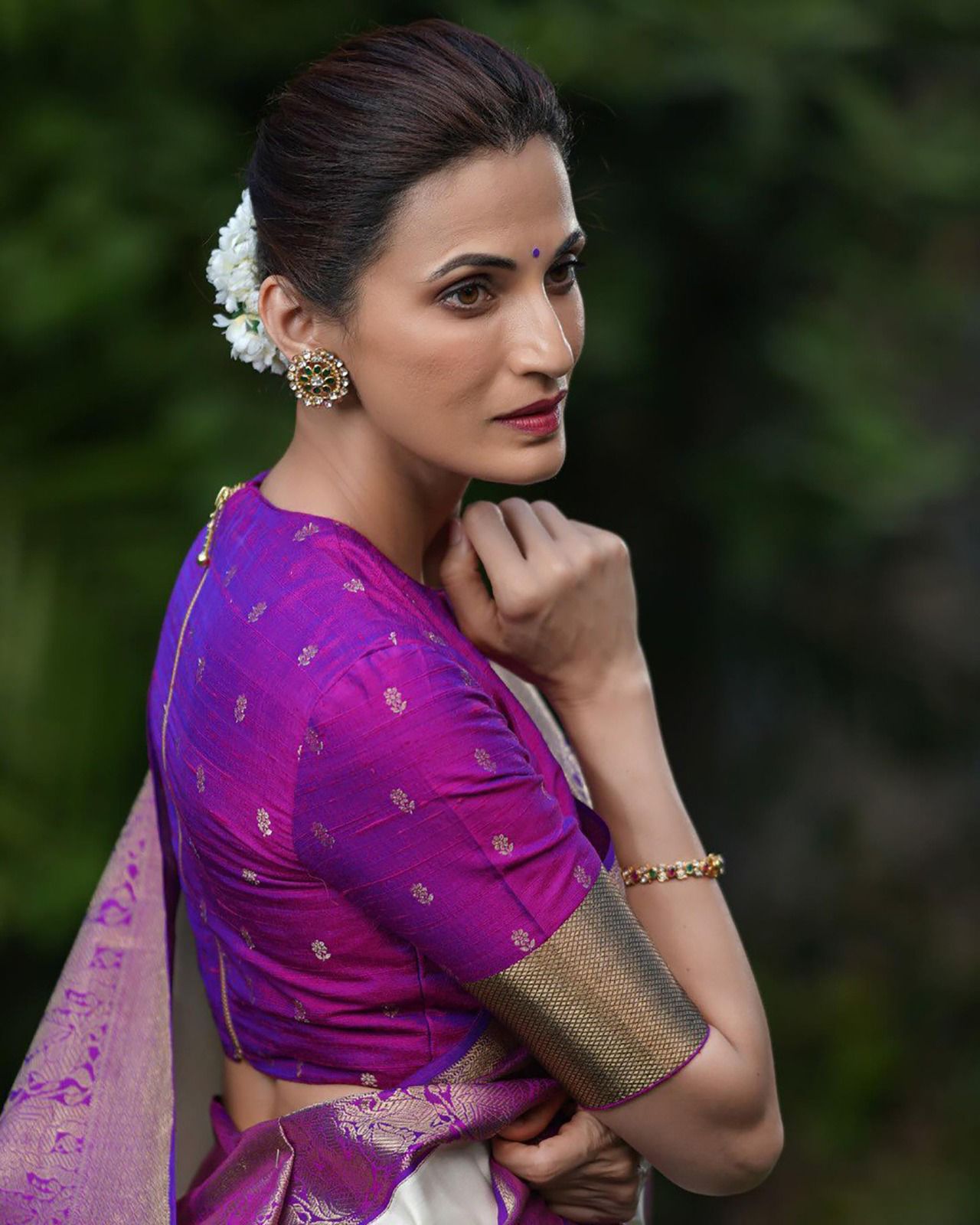 Aplomb Beige Soft Silk Saree With Magnetic Blouse Piece