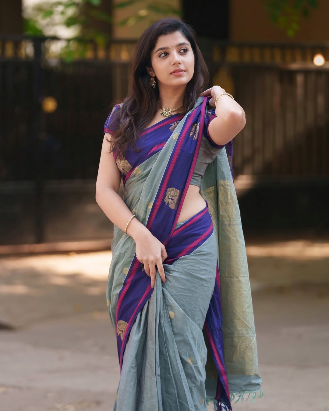 Ideal Grey Cotton Silk Saree With Hypnotic Blouse Piece