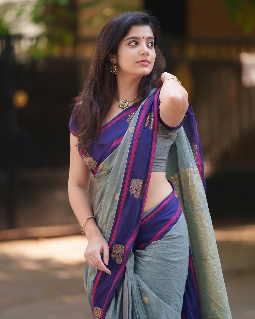 Ideal Grey Cotton Silk Saree With Hypnotic Blouse Piece