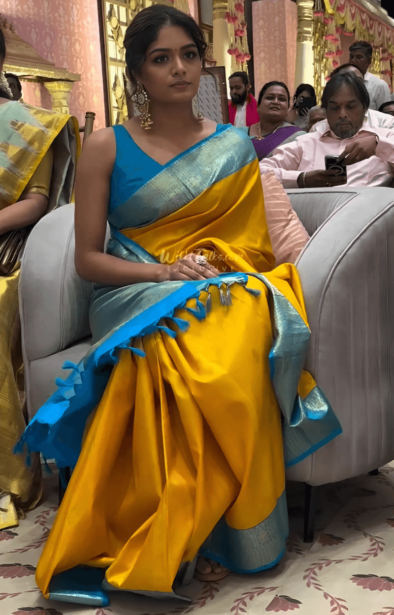 Ephemeral Yellow Soft Silk Saree With Tempting Blouse Piece