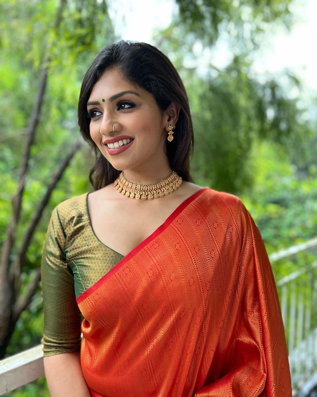 Enthralling Red Soft Silk Saree with Surpassing Blouse Piece