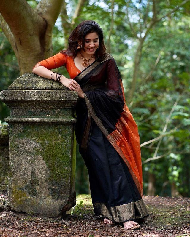 Elision Black Soft Silk Saree With Admirable Blouse Piece