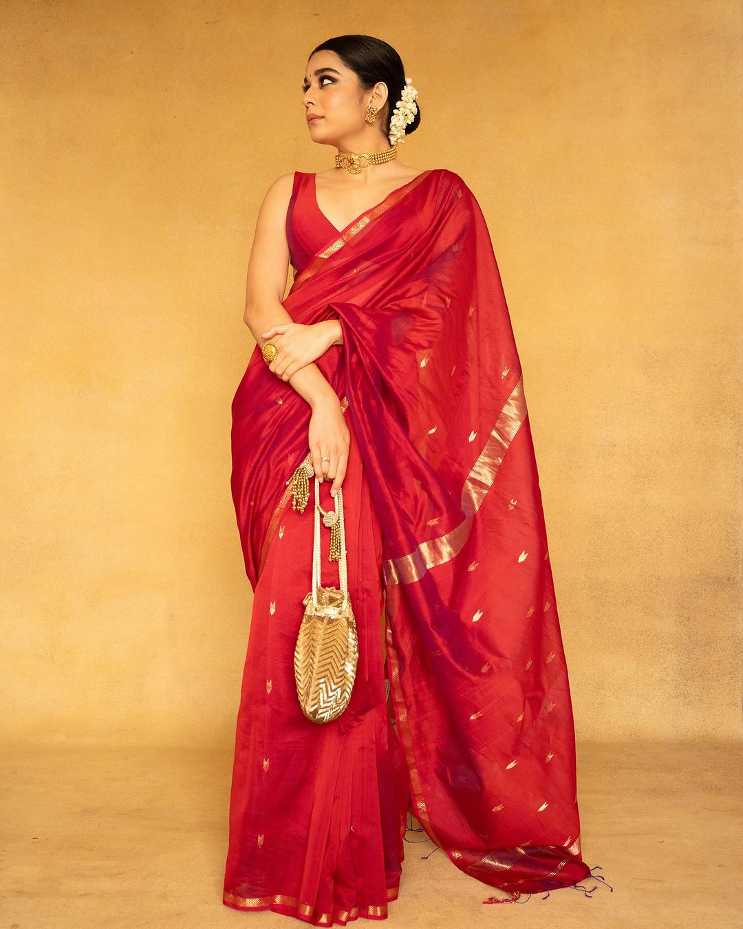 Magnetic Red Cotton Silk Saree With Scintillating Blouse Piece