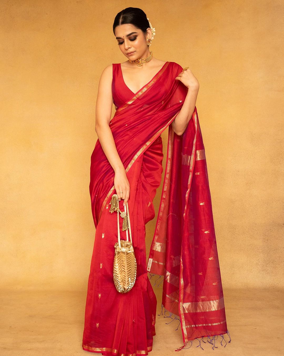 Magnetic Red Cotton Silk Saree With Scintillating Blouse Piece